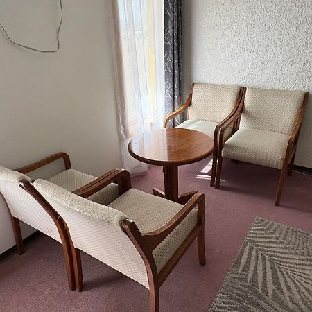 Maple Creek Motor Inn Buitenkant foto