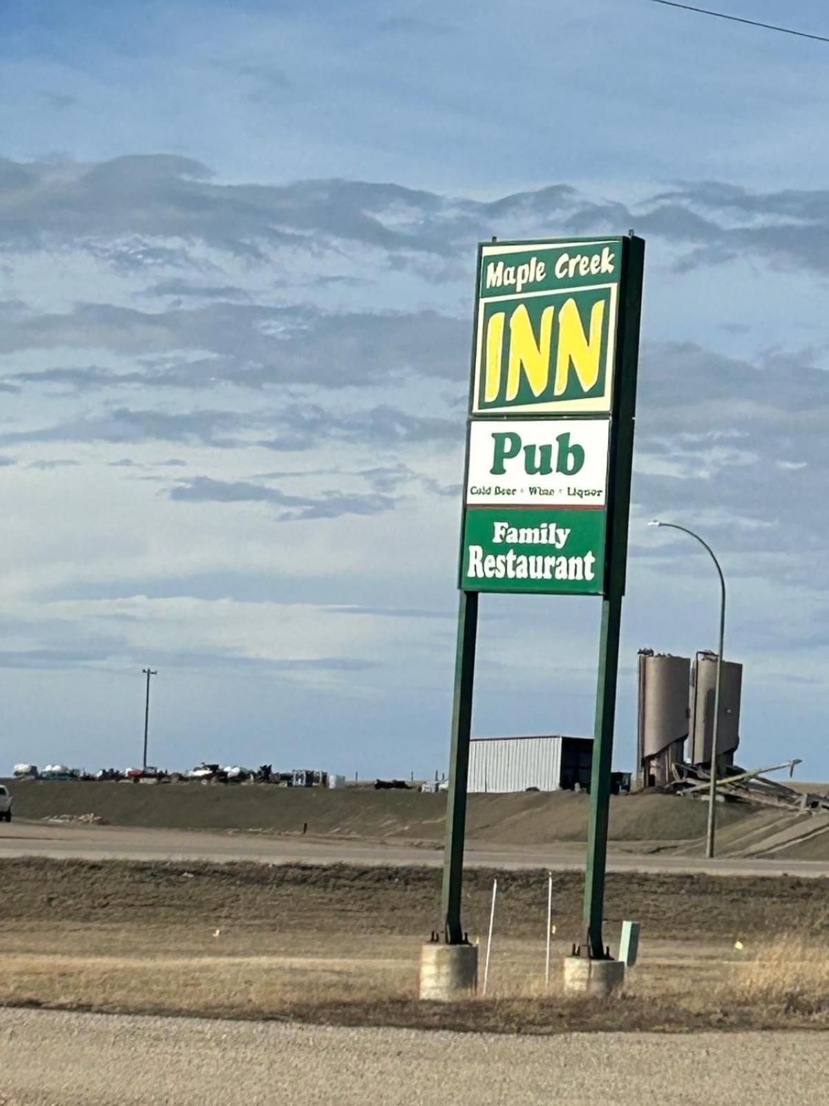 Maple Creek Motor Inn Buitenkant foto