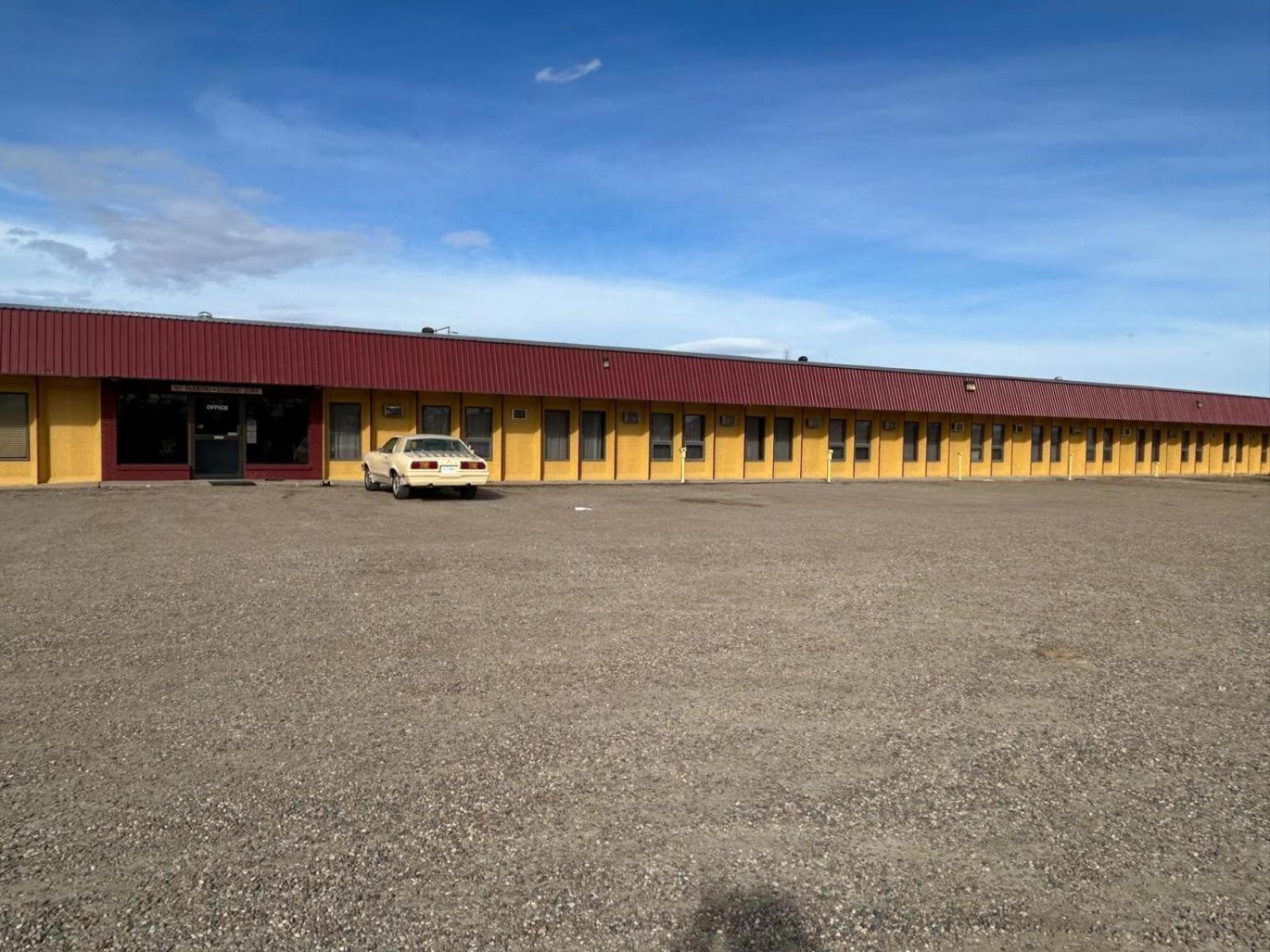 Maple Creek Motor Inn Buitenkant foto