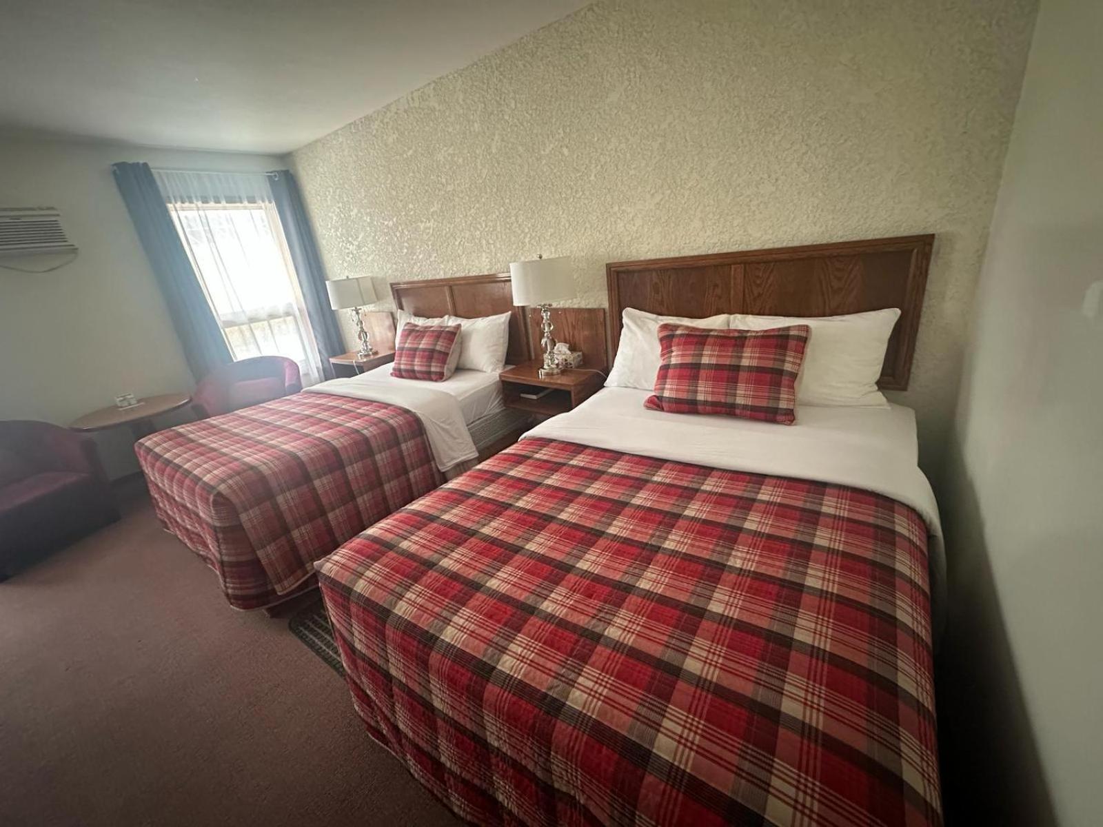 Maple Creek Motor Inn Buitenkant foto