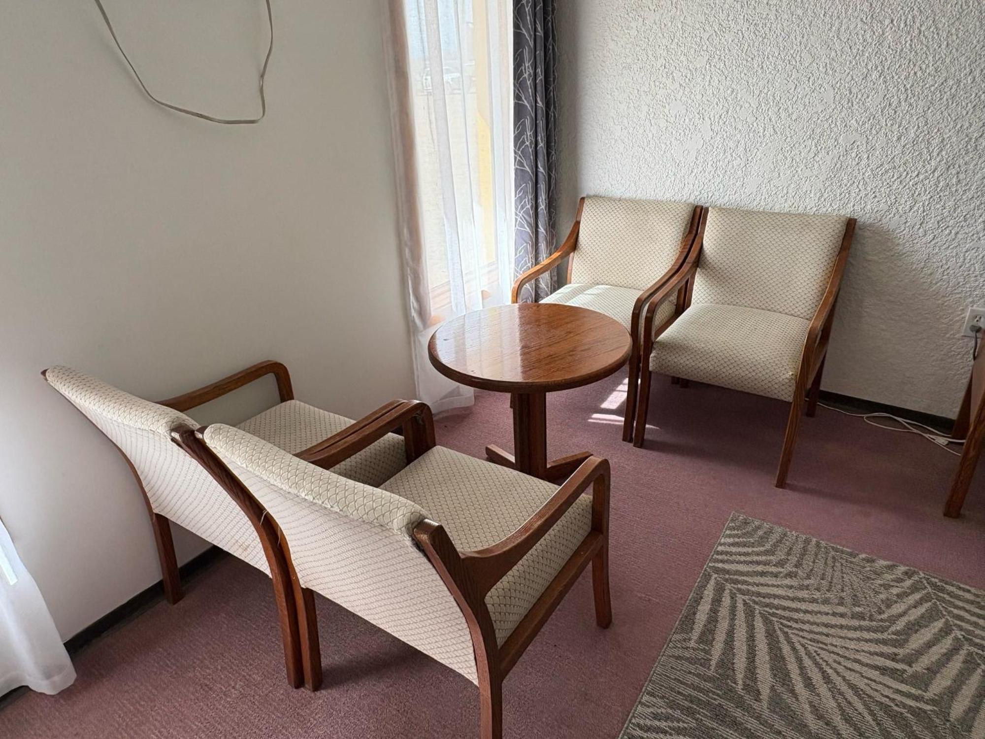 Maple Creek Motor Inn Buitenkant foto