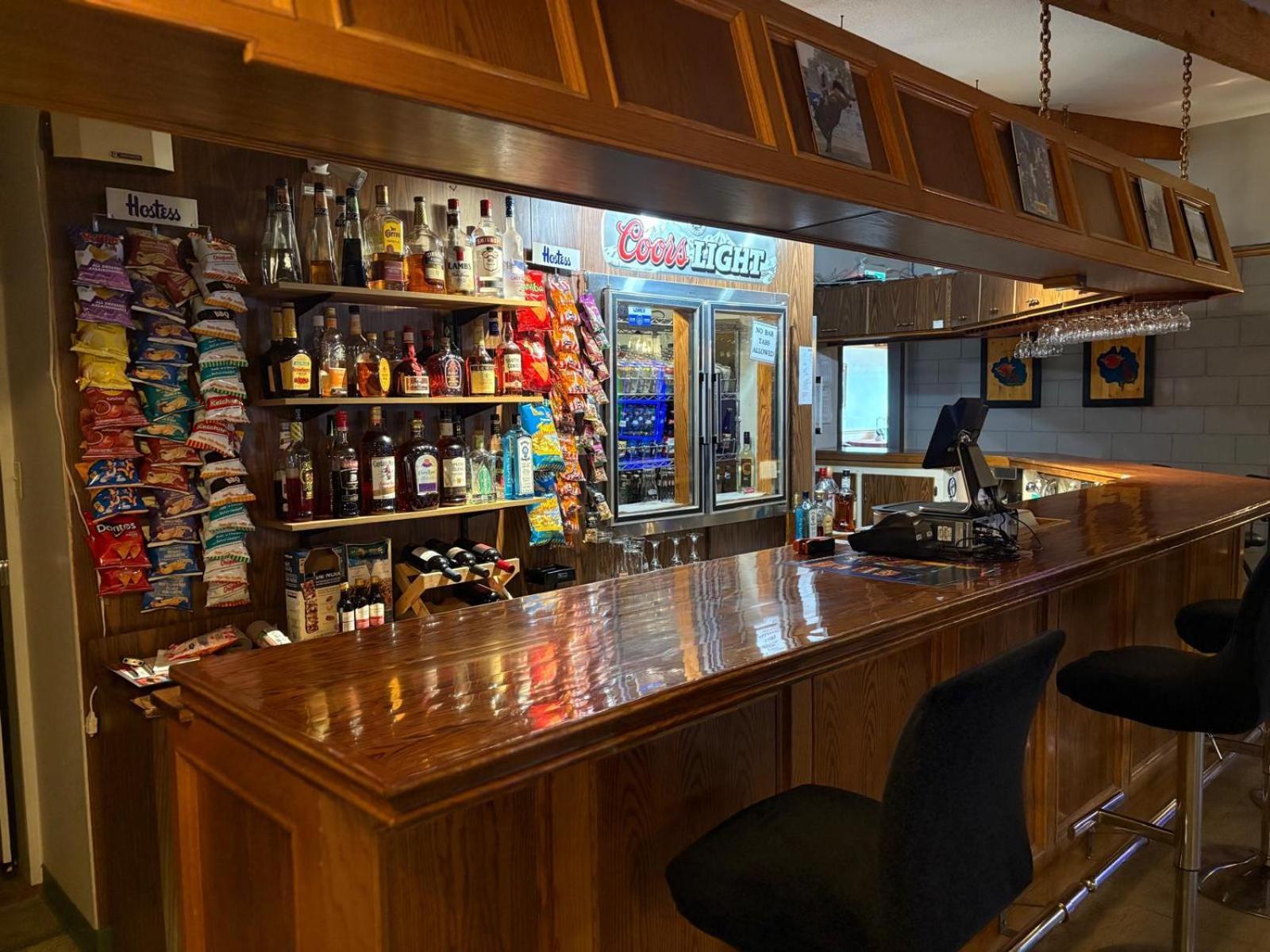 Maple Creek Motor Inn Buitenkant foto