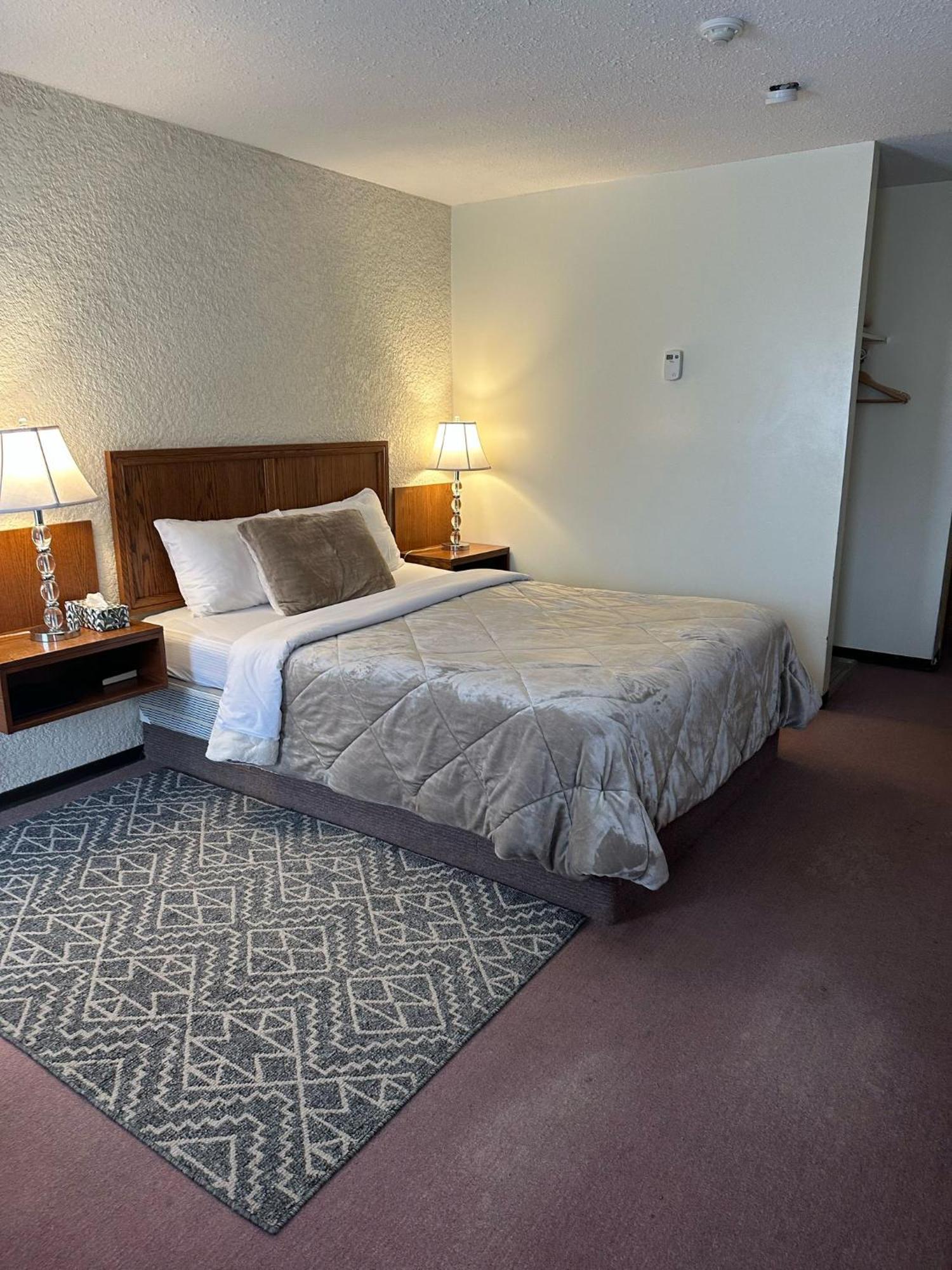 Maple Creek Motor Inn Buitenkant foto
