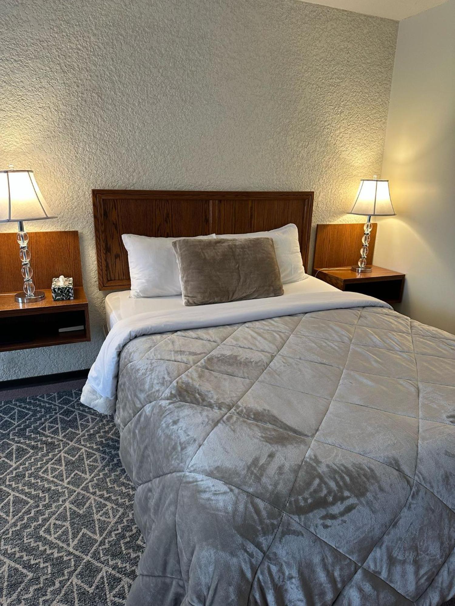 Maple Creek Motor Inn Buitenkant foto