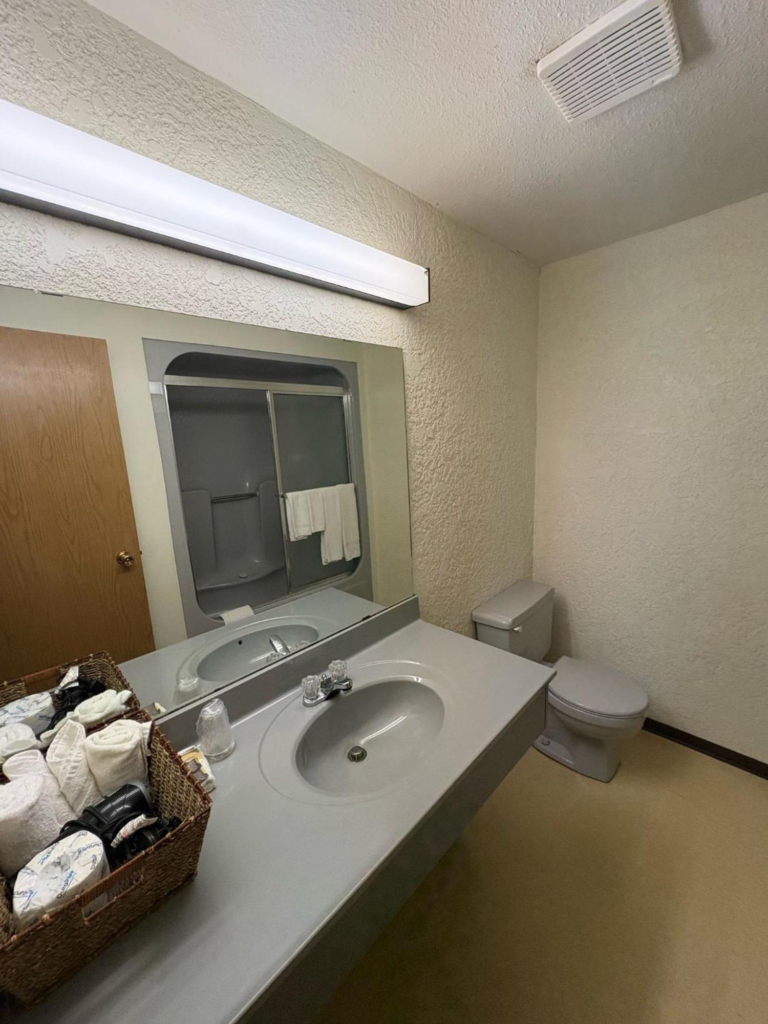 Maple Creek Motor Inn Buitenkant foto