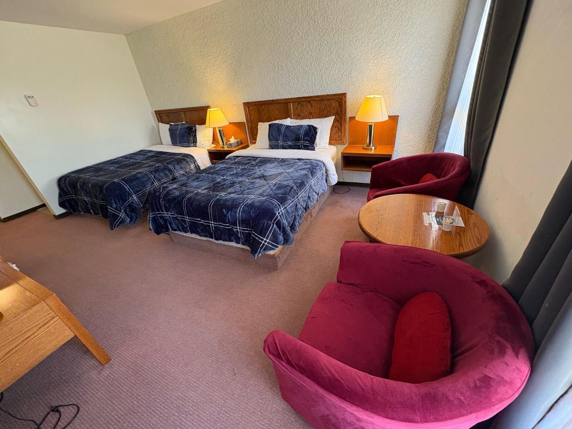 Maple Creek Motor Inn Buitenkant foto