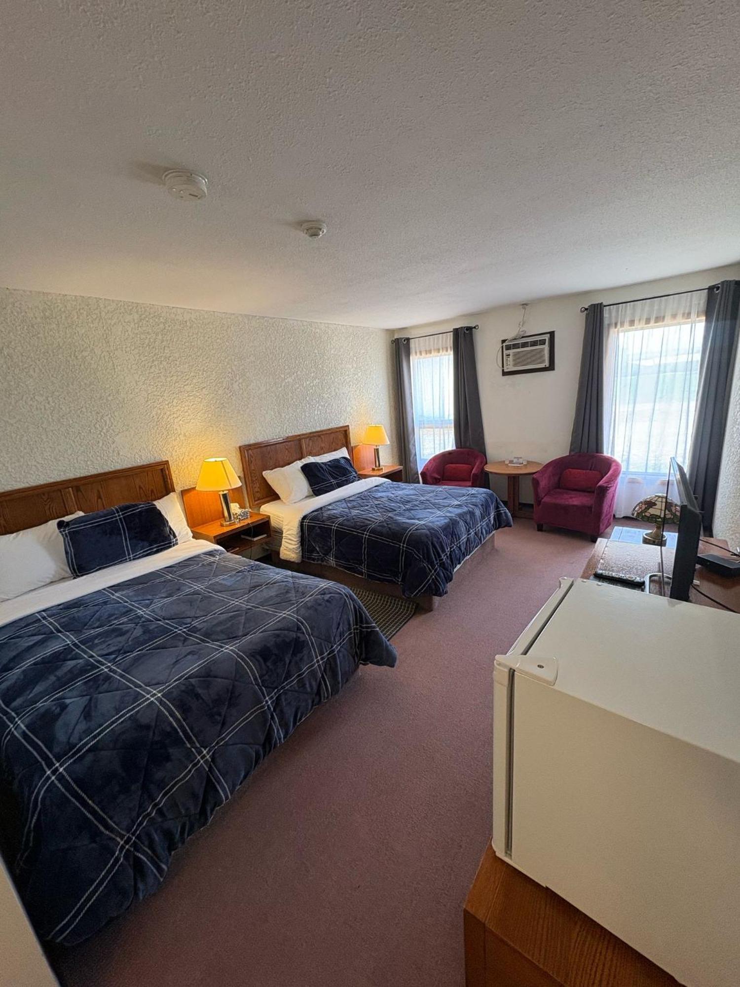 Maple Creek Motor Inn Buitenkant foto