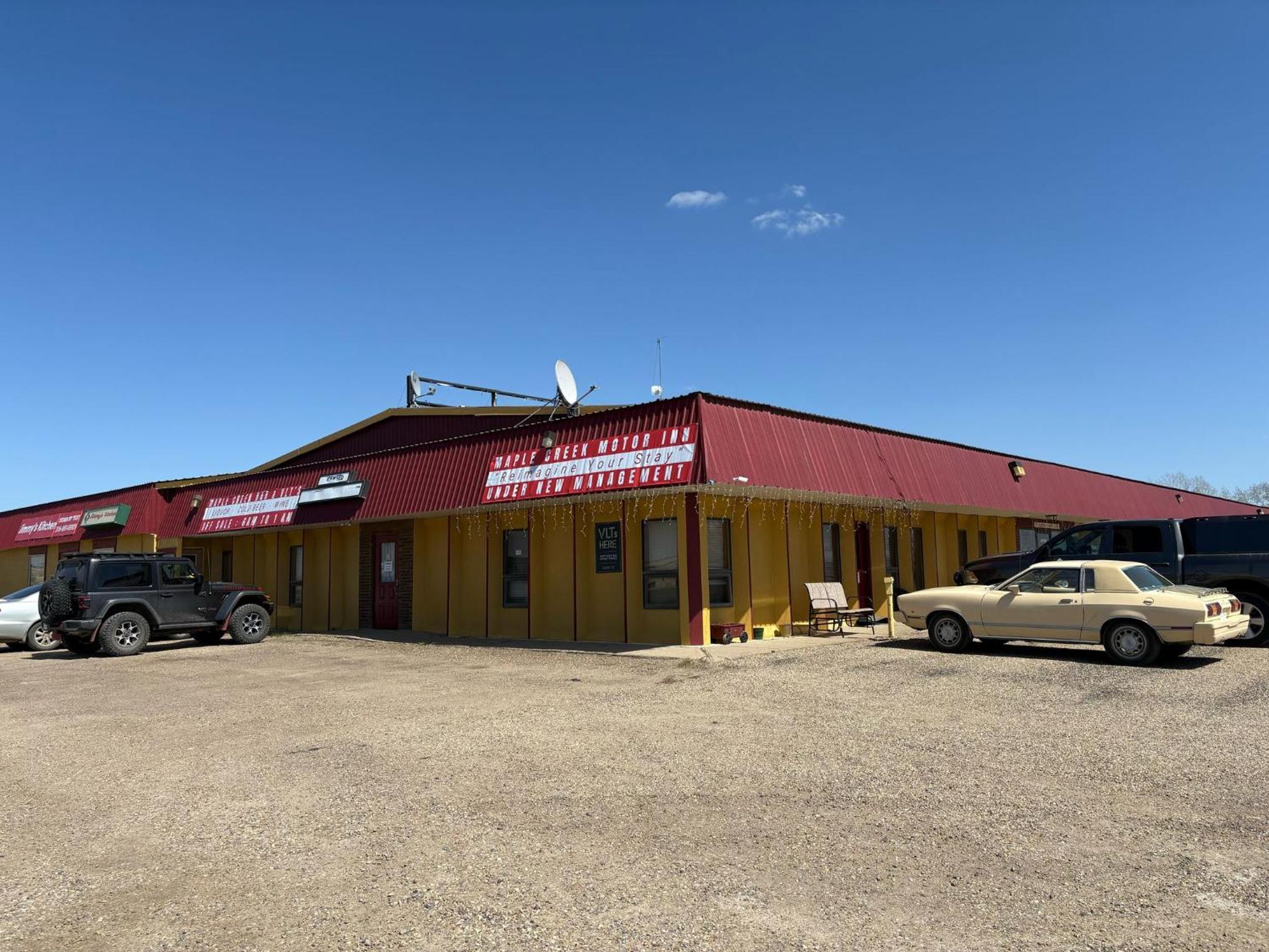 Maple Creek Motor Inn Buitenkant foto