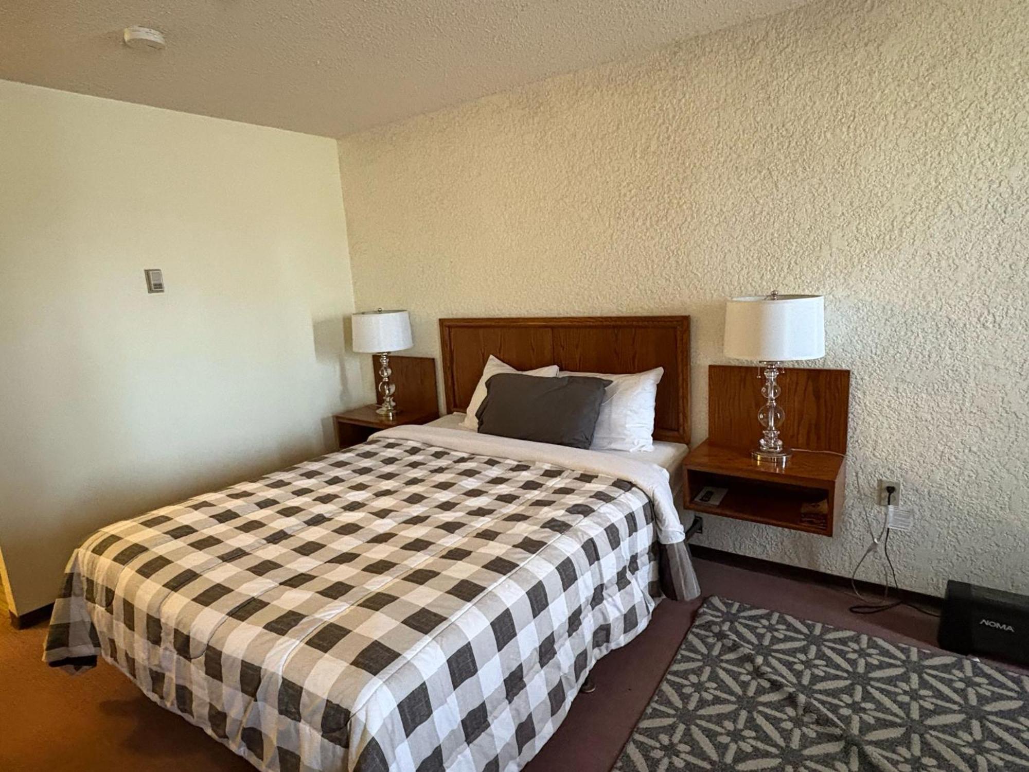 Maple Creek Motor Inn Buitenkant foto