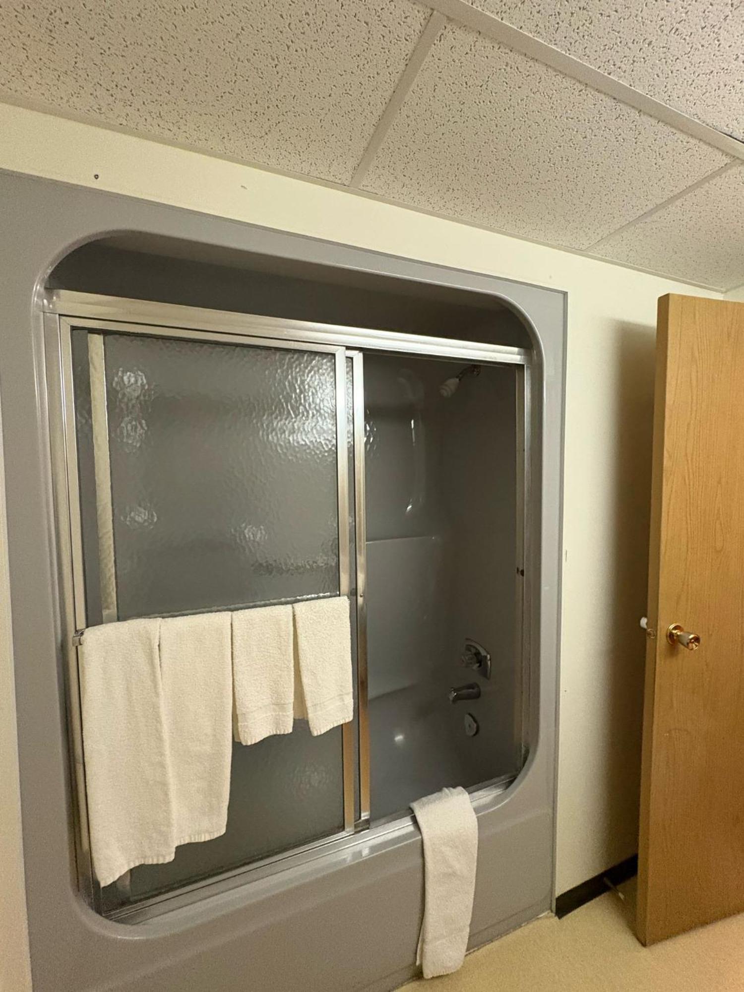 Maple Creek Motor Inn Buitenkant foto