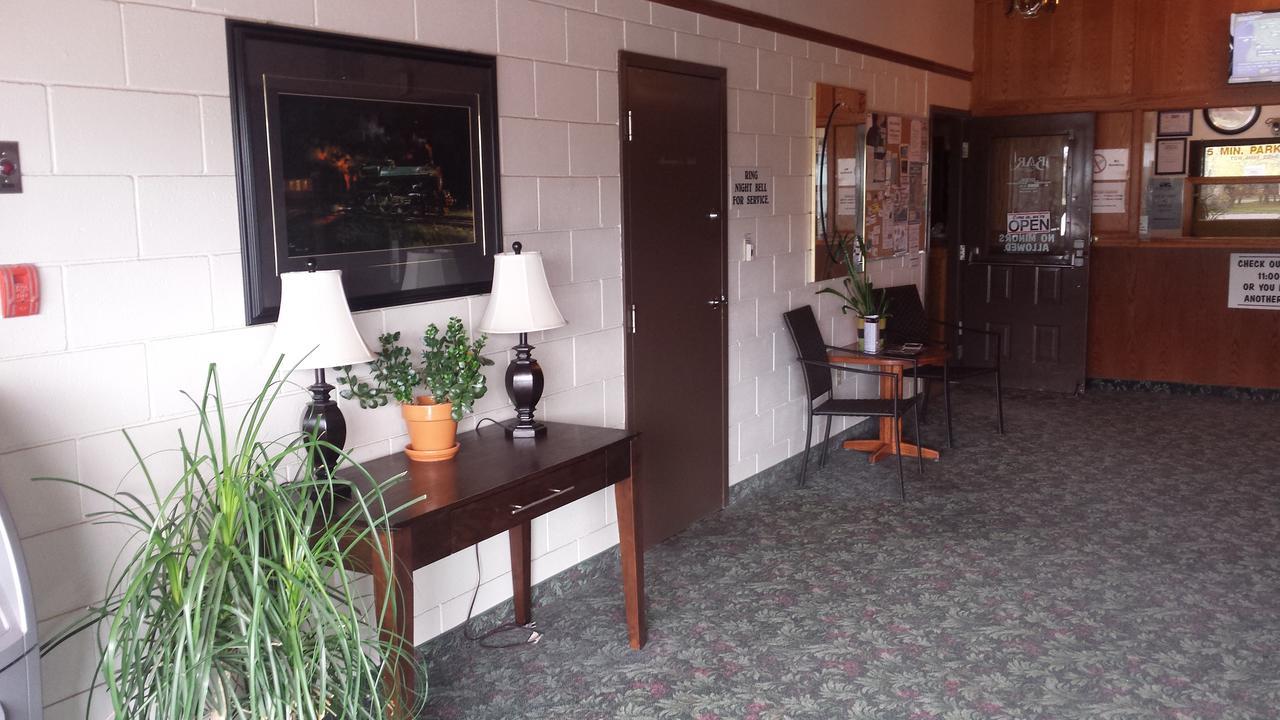 Maple Creek Motor Inn Buitenkant foto