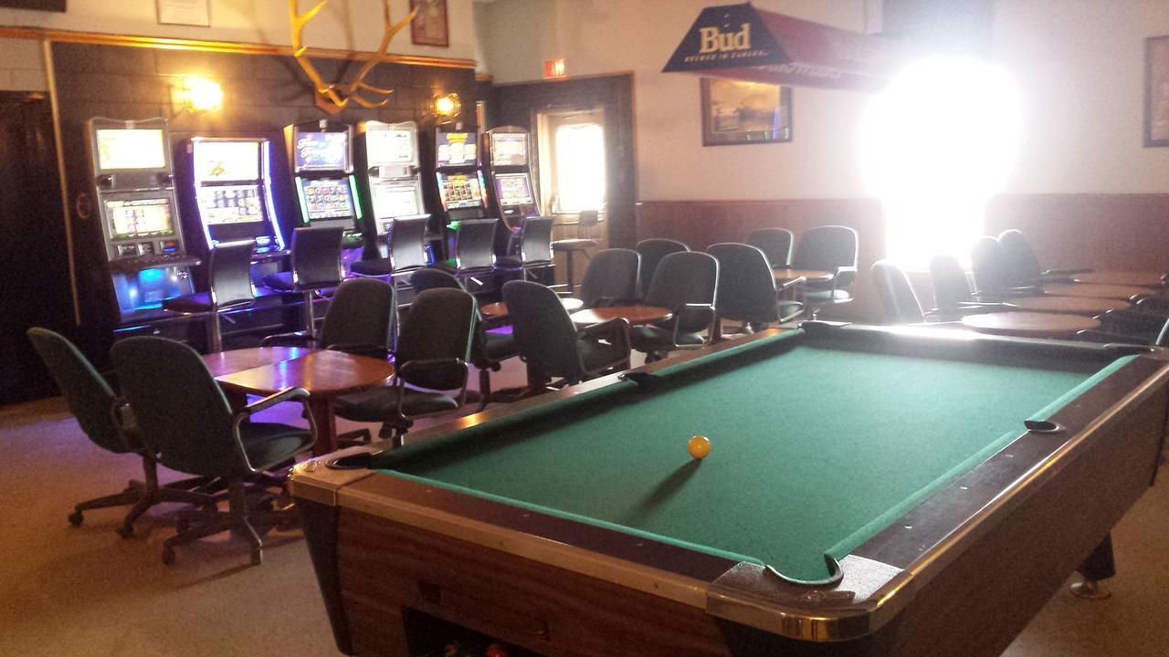 Maple Creek Motor Inn Buitenkant foto