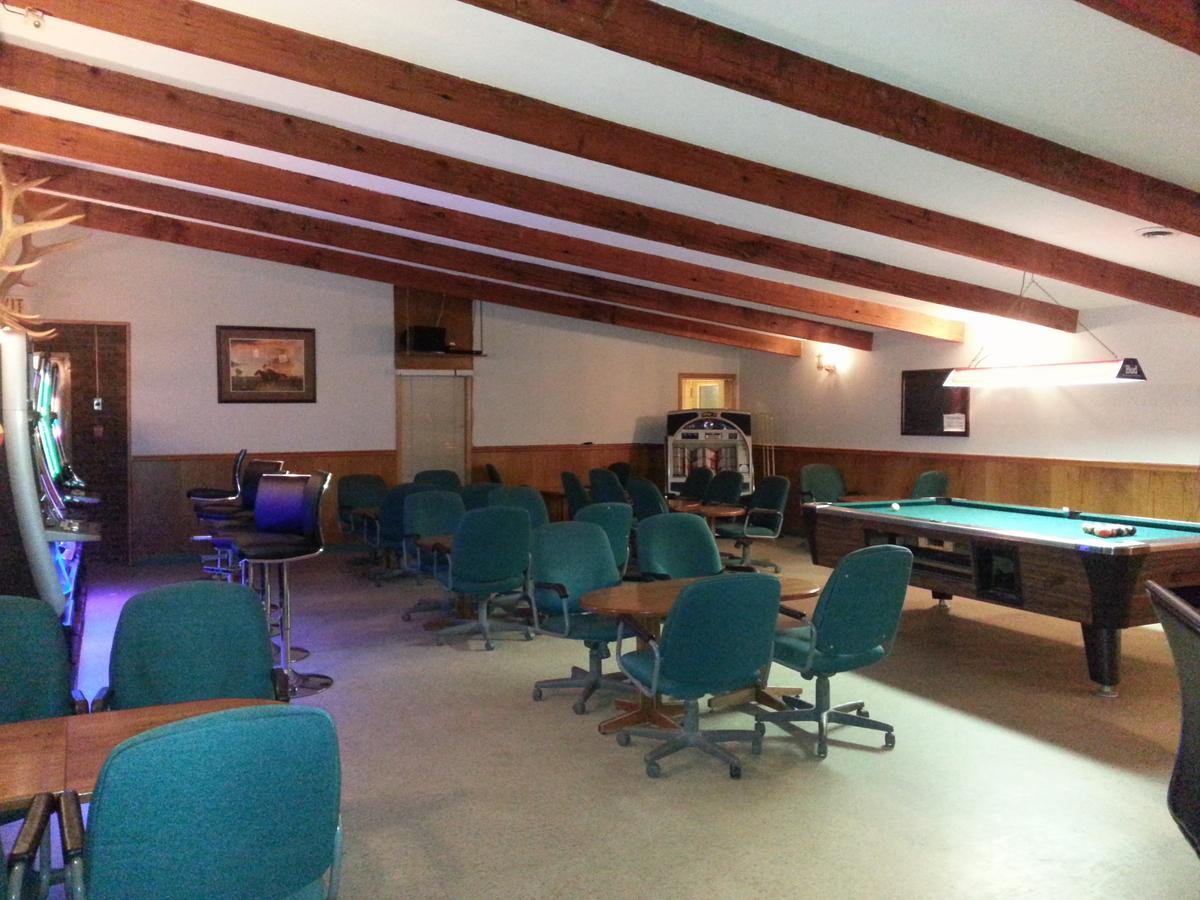 Maple Creek Motor Inn Buitenkant foto