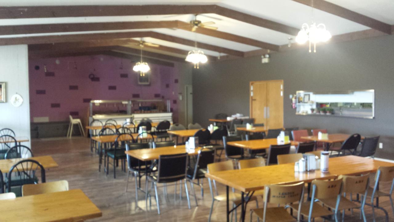 Maple Creek Motor Inn Buitenkant foto