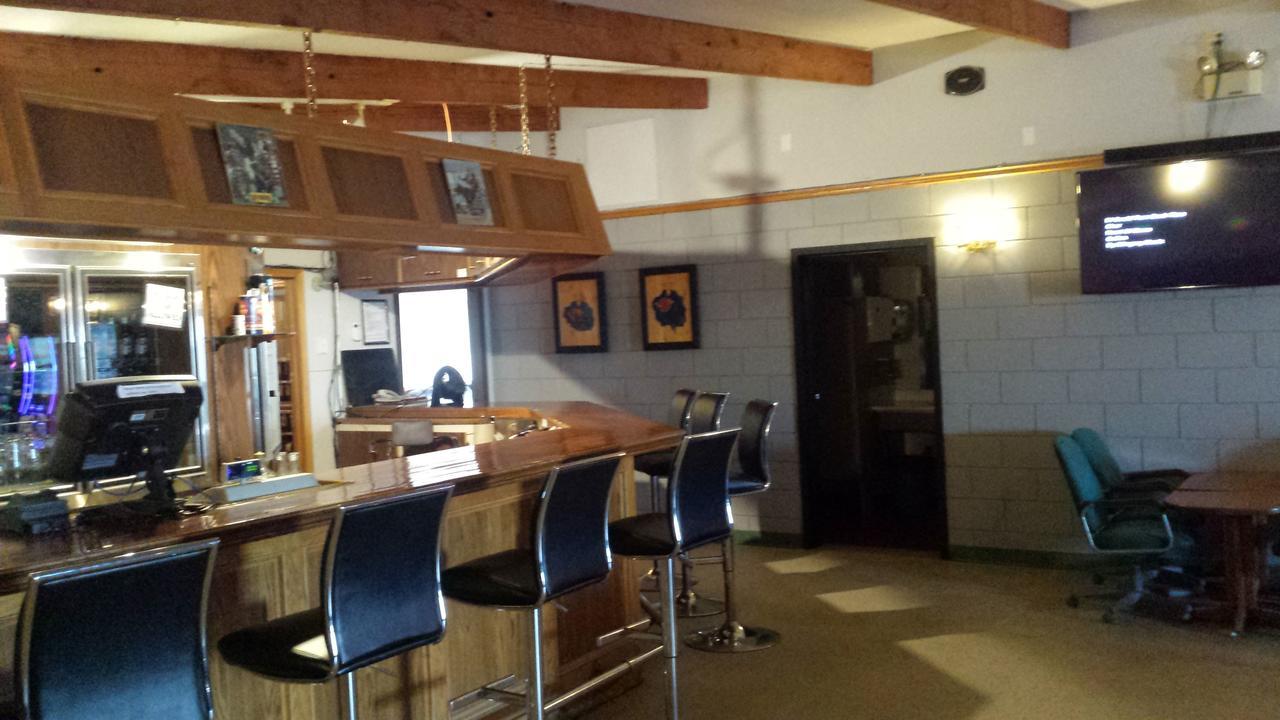 Maple Creek Motor Inn Buitenkant foto