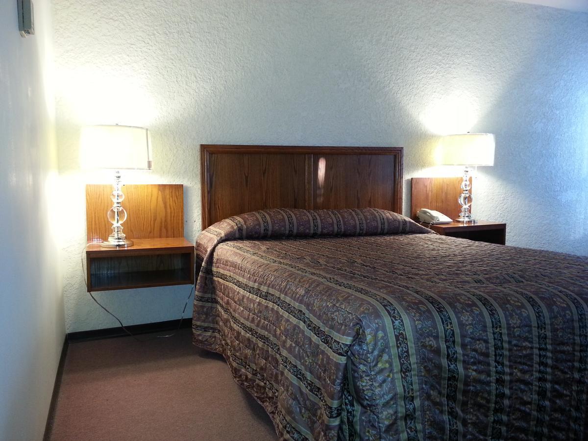 Maple Creek Motor Inn Buitenkant foto