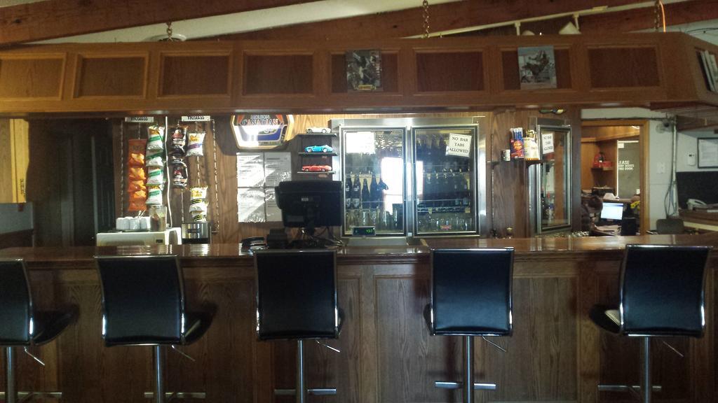 Maple Creek Motor Inn Buitenkant foto