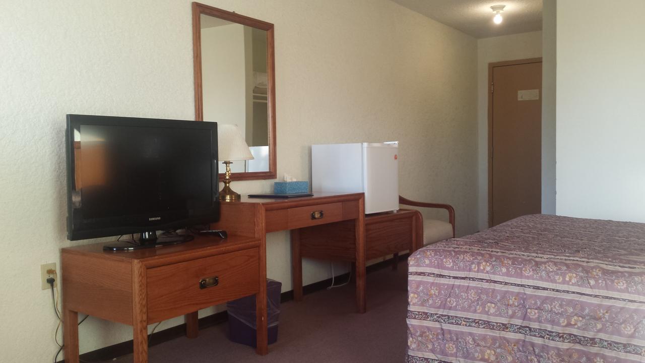 Maple Creek Motor Inn Buitenkant foto