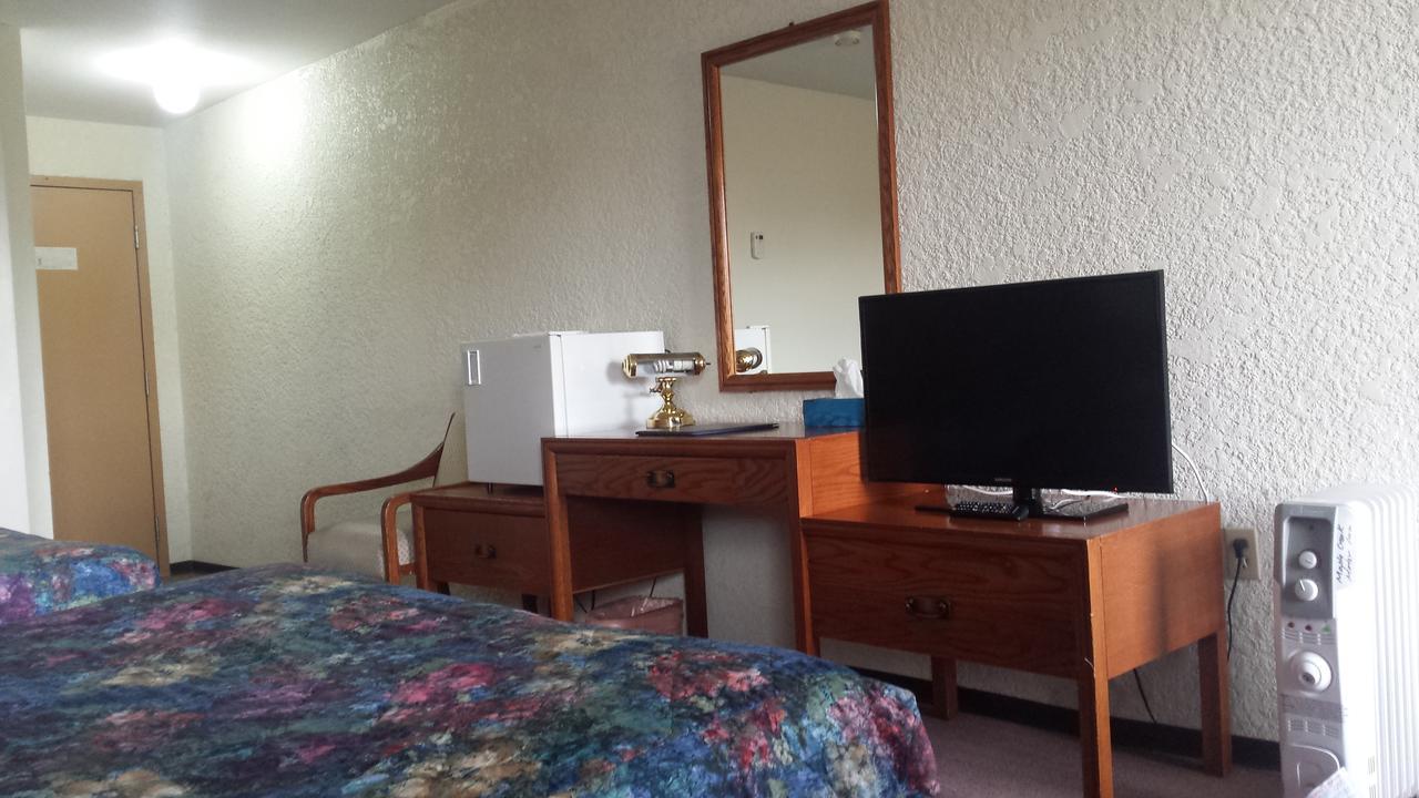 Maple Creek Motor Inn Buitenkant foto