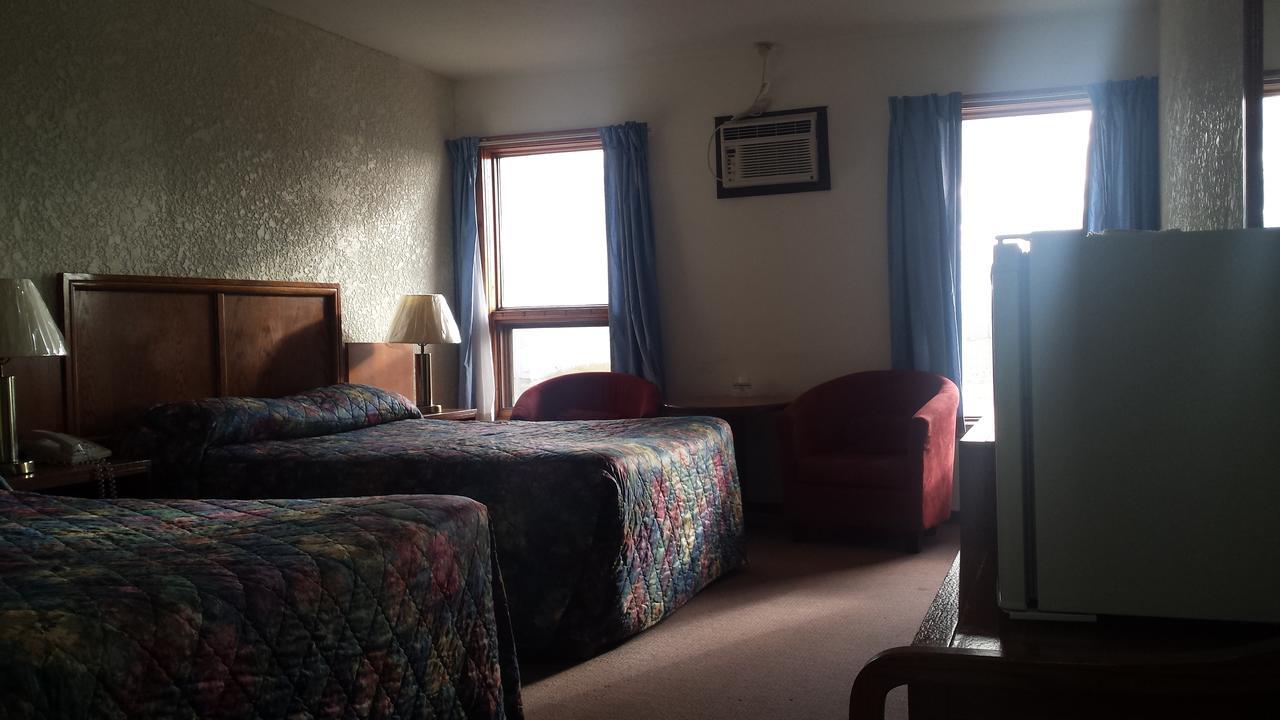 Maple Creek Motor Inn Buitenkant foto