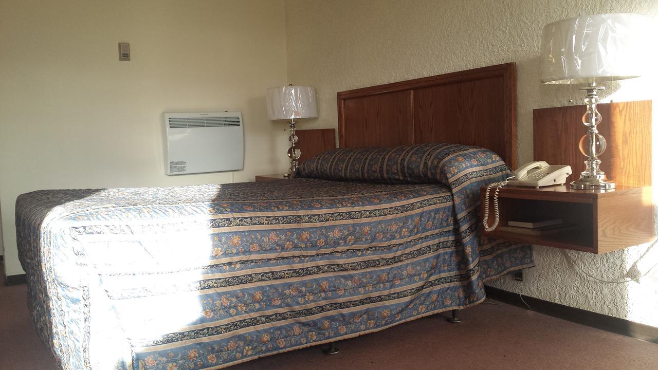 Maple Creek Motor Inn Buitenkant foto