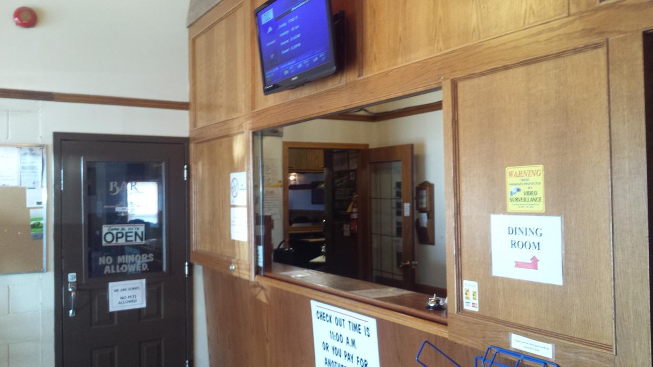 Maple Creek Motor Inn Buitenkant foto